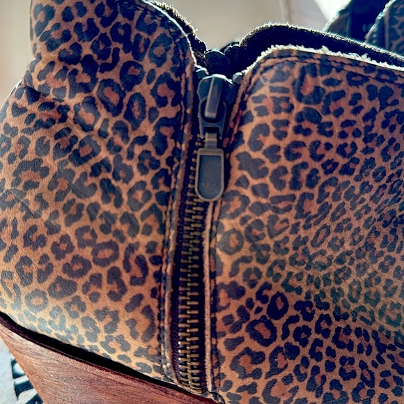 LIBERTY BLACK Leopard Leather Booties - Size 8.5 - Picture 3 of 8